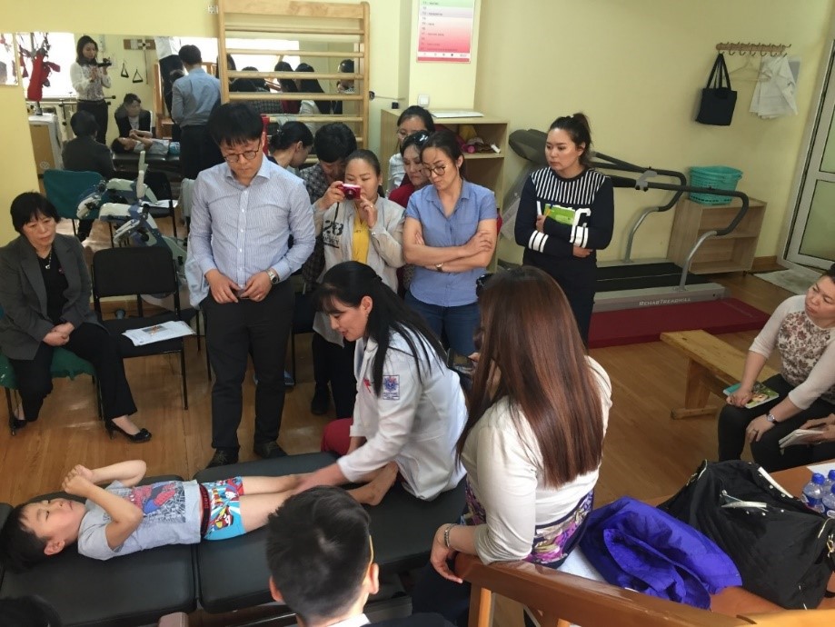 지난해 4월 몽골 의료진 약 100여명이 보툴리눔 톡신을 활용한 뇌성마비 환우의 재활 치료 프로그램에 참여하고 있다. [사진=메디톡스 제공]