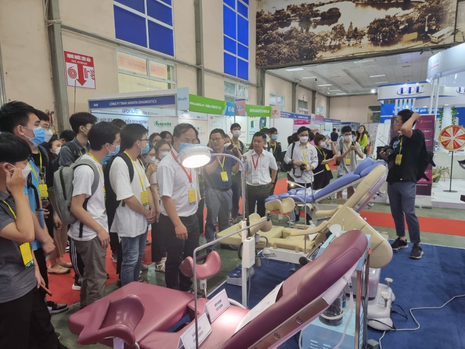 베트남 ‘메디팜 2022 하노이’ 내 JW홀딩스 독립 부스에 방문한 의료기관 종사자들이 JW바이오사이언스의 의료기기를 관람하고 있다.
