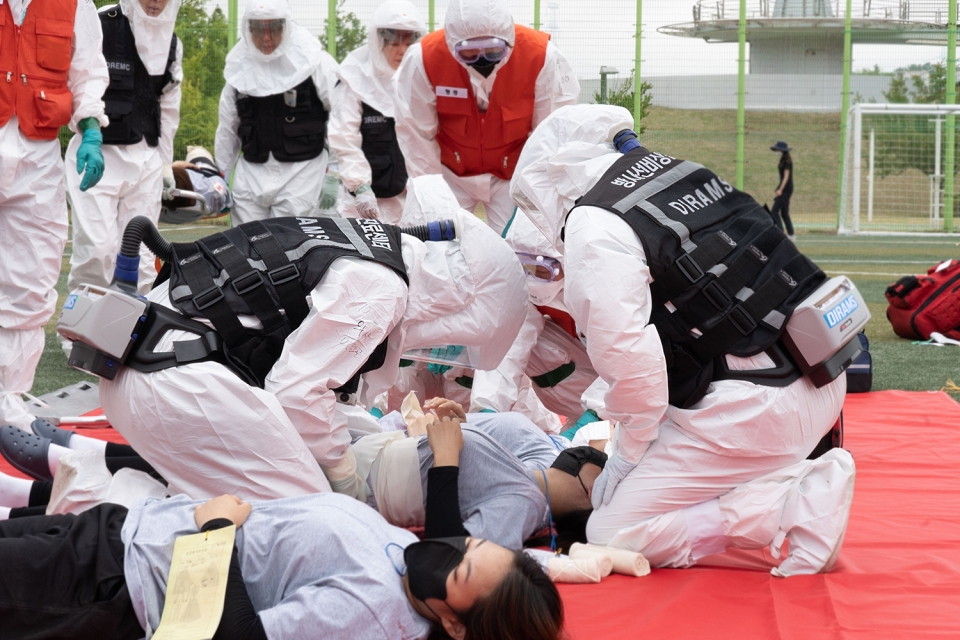 동남권원자력의학원의 방사능사고 대비 대규모 훈련에서 의사와 간호사가 환자를 처지하는 모습.