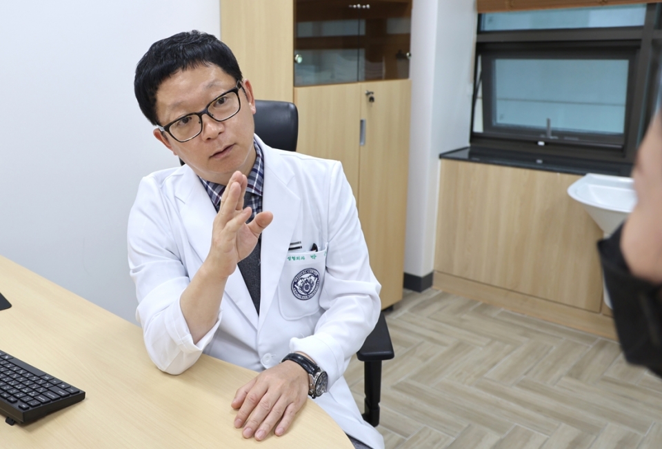 경희대병원 성형외과 박준 교수가 노년층의 항노화 성형수술에 대해 설명하고 있다.