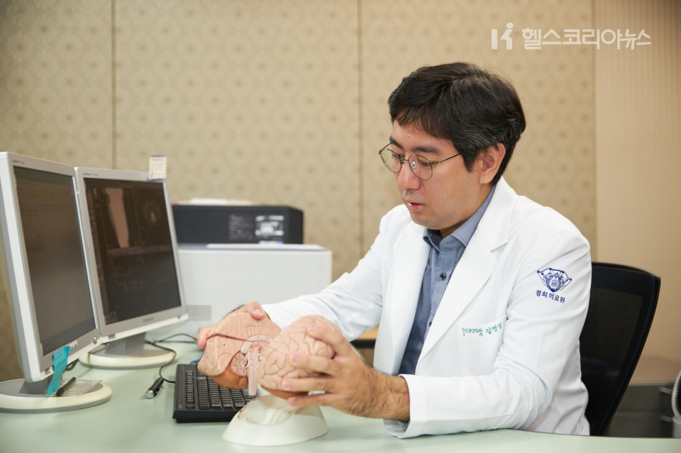 경희대병원 방사선종양학과 김영경 교수가 요즘 시행하는 암치료법에 대해 설명하고 있다.