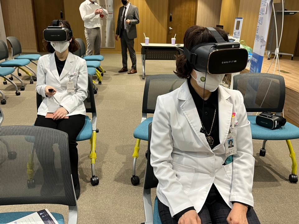 한국건강관리협회 직원들이 VR 가상현실 정신건강 치유장비를 체험하고 있다.