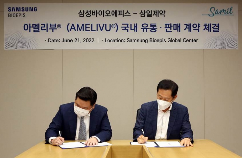 삼성바이오에피스 고한승 사장(오른쪽)과 삼일제약 허승범 회장(왼쪽)이 마케팅 파트너십 계약을 체결하고 있다.