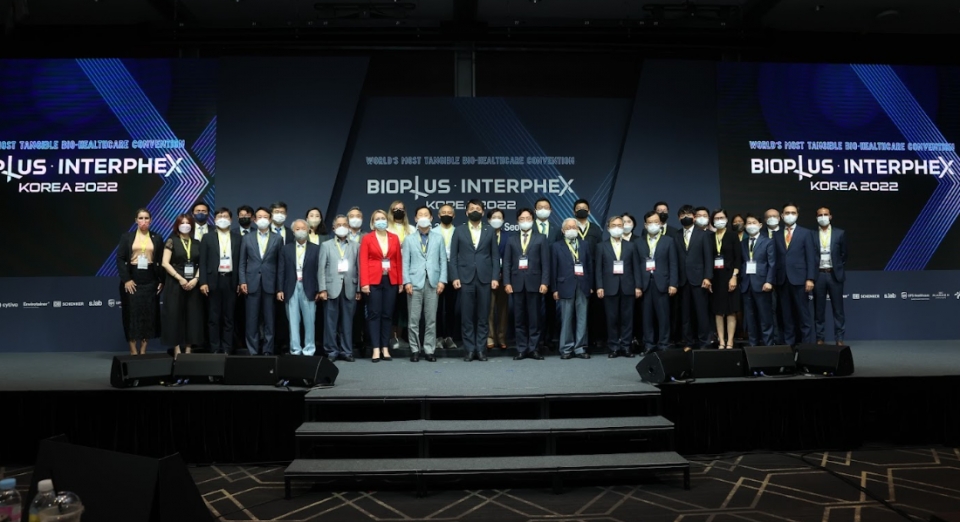 한국바이오협회와 리드엑시비션스코리아(이하 리드)가 공동 주최한 ‘바이오플러스-인터펙스 코리아 2022’(BIOPLUS-INTERPHEX KOREA 2022-BIX 2022) 개막식 기념촬영 모습.