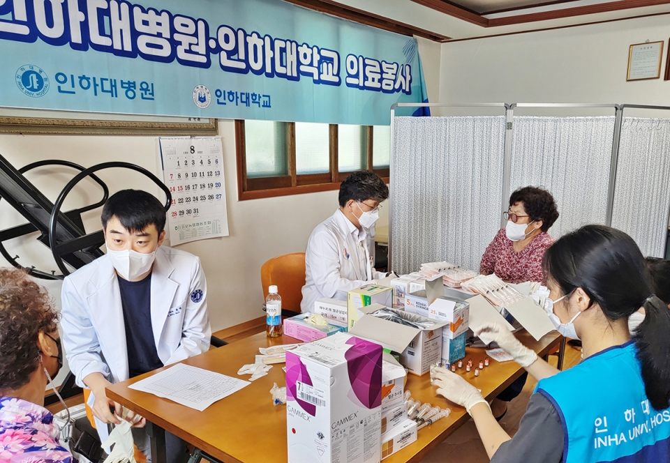 인하대병원은 10일 김포 통진읍 귀전3리 마을회관을 찾아 주민들을 위한 의료봉사 활동을 진행했다. [사진=인하대병원 제공]