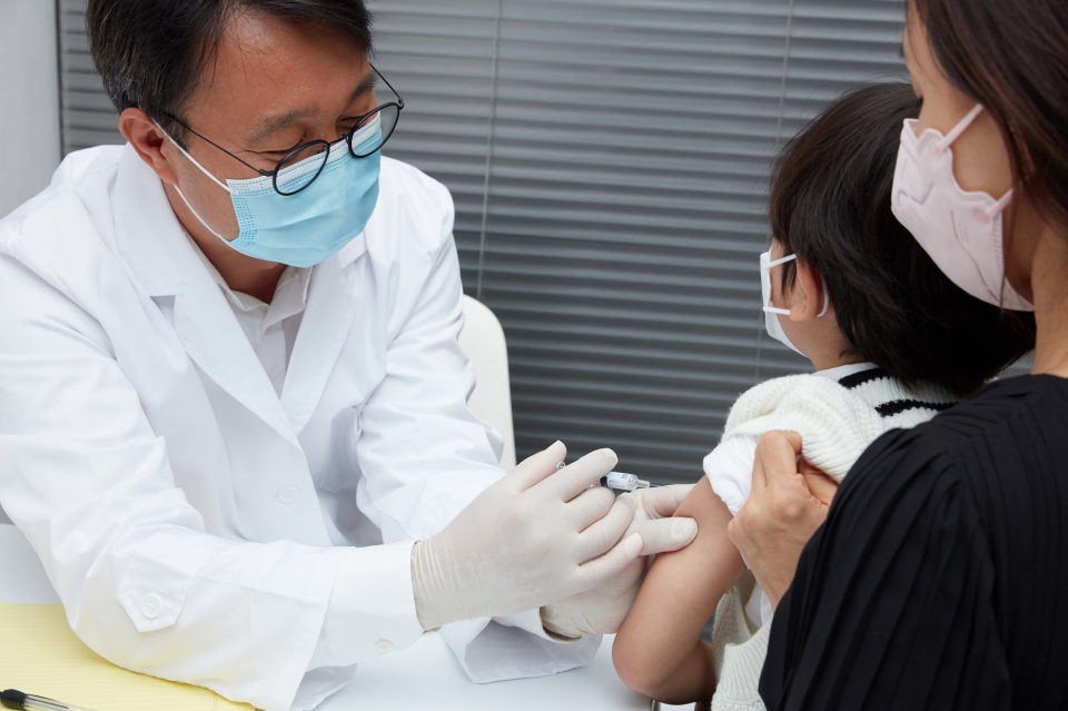 한 어린이가 올해 독감 국가필수예방접종 지원사업(NIP) 백신에 포함된 사노피의 ‘박씨그리프테트라주’로 접종을 하고 있다. [출처=사노피]