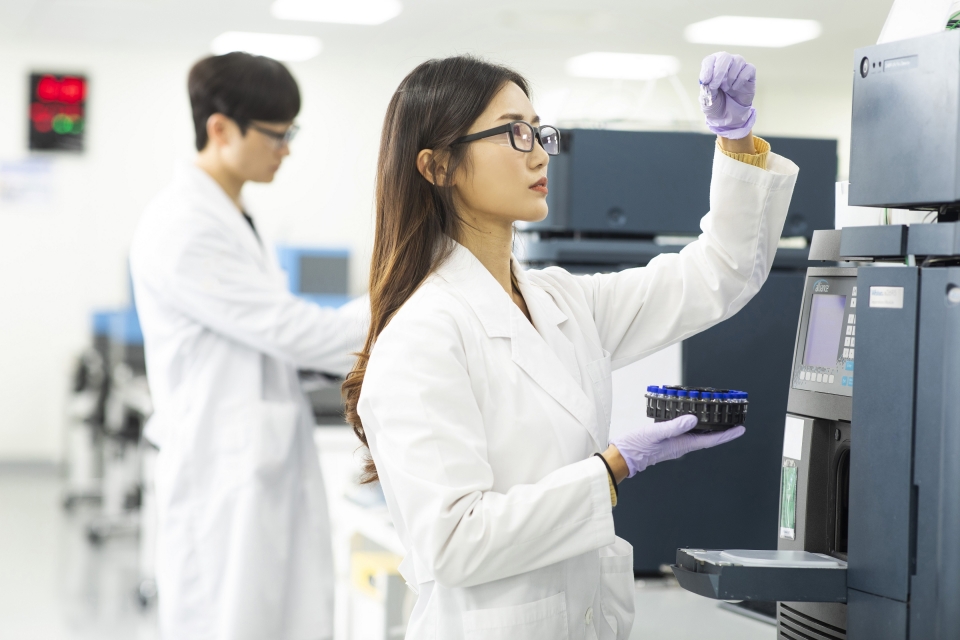 サムスンバイオエピス研究員たちがバイオ医薬品に対する研究開発(R&D)を進めている。