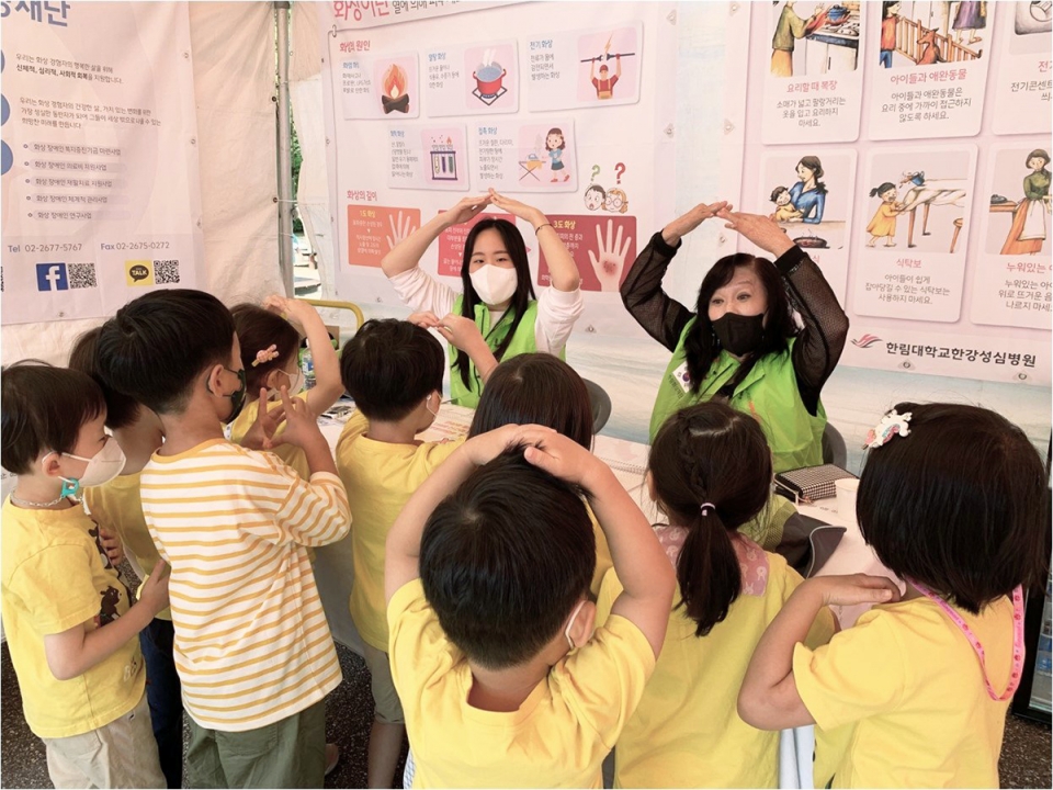 한림화상재단이 서울안전한마당에서 유치원생을 대상으로 화상예방 OX퀴즈를 시행하고 있다. [사진=한림대의료원 제공]