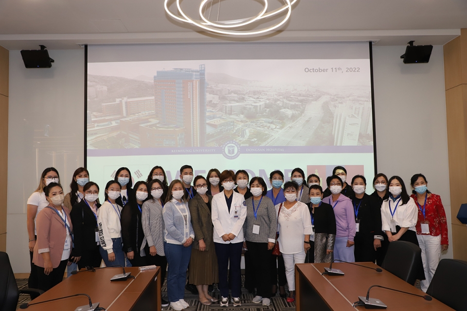계명대학교 동산병원은 11일 병원 국제회의실에서 몽골 국적의 의사와 바이어 등 30명으로 구성된 몽골 의료 방문단에 대한 투어 행사를 개최했다. [사진=계명대 동산의료원 제공]