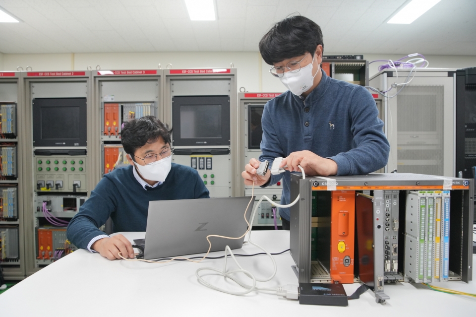 한국원자력연구원은 세계 최초로 원전 제어기 에뮬레이터와 USB 포트를 연결하는 호환성 케이블을 개발했다. (왼쪽부터 한국원자력연구원 보안기술연구실 손준영 실장, 이영준 책임연구원)