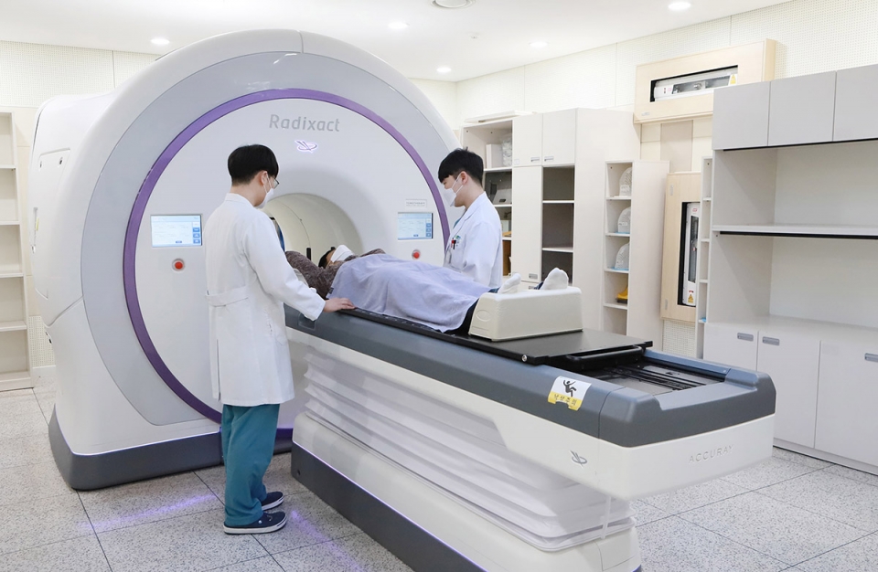 순천향대 부천병원 ‘래디젝트 X9’을 사용해 방사선 암 치료를 하고 있다. [사진=순천향대 부천병원 제공]