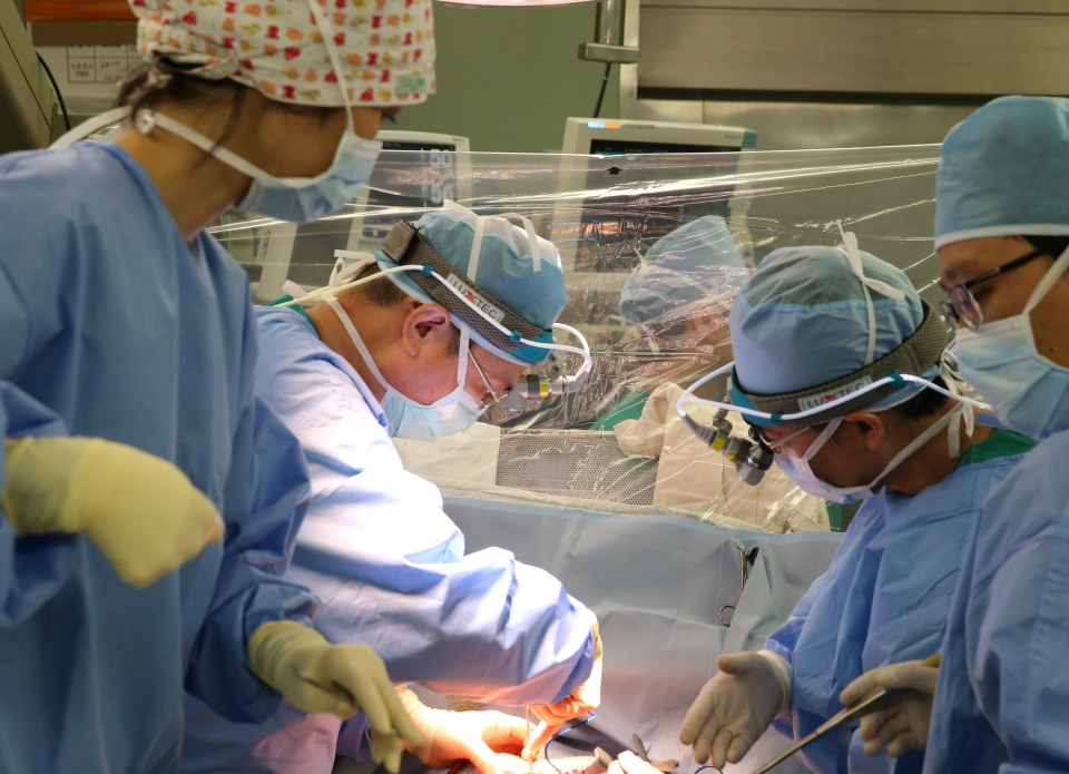 서울아산병원 흉부외과 김동관 교수(왼쪽에서 두 번째)가 폐암 수술을 집도하고 있다