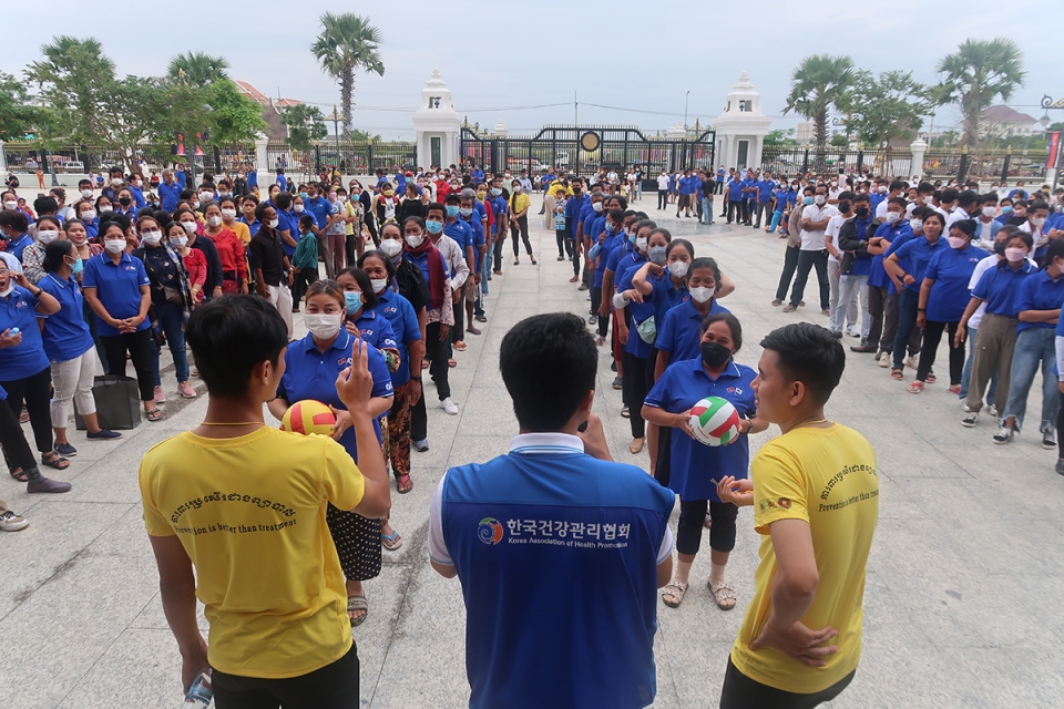 한국건강관리협회는 19일 ‘캄보디아 프렉프노우 지역주민 비전염성질환 예방 캠페인’을 캄보디아 국토관리도시계획부에서 개최했다. [사진=한국건강관리협회 제공]