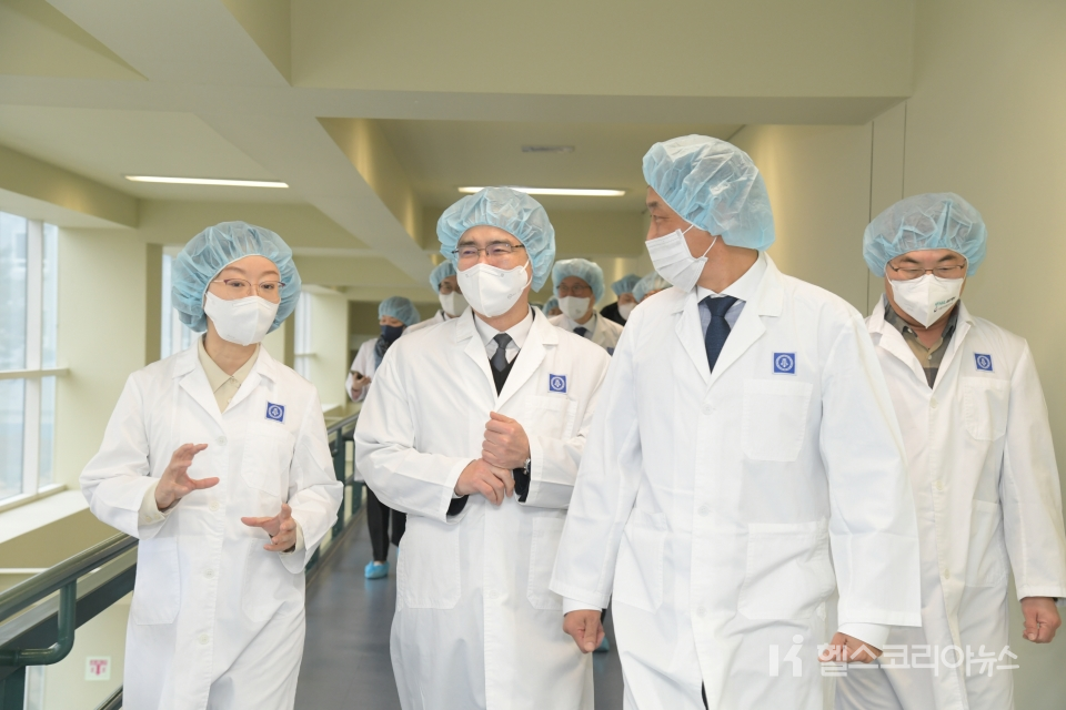 오유경 식약처장이 5일 종근당 천안공장 생산 현장을 방문해 임직원들을 격려하고 국민 보건 향상을 위한 지속적 협조를 당부하고 있다.
