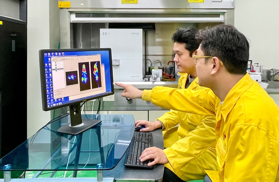 한국원자력연구원 박정훈 박사 연구팀이 방사성동위원소 지르코늄-89(Zr-89)에서 발생하는 체렌코프 효과를 이용해 암 사멸 나노물질을 개발하는 데 성공했다.