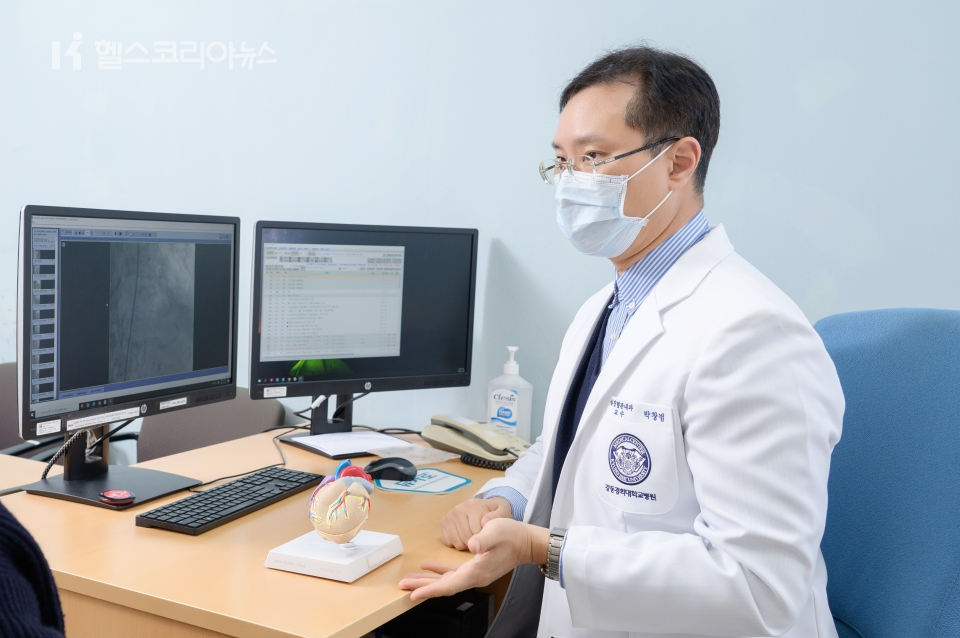 강동경희대학교병원 심장혈관내과 박창범 교수가 심근경색 대처법에  대해 설명하고 있다.