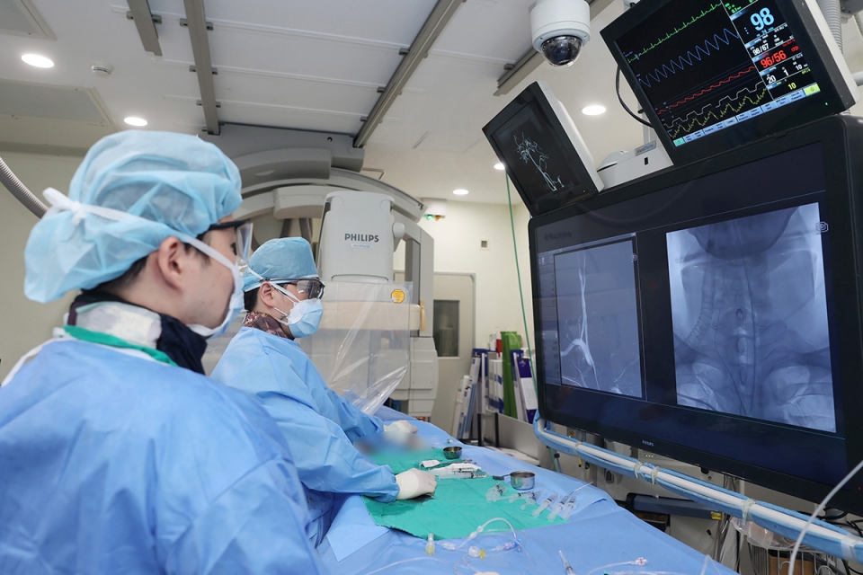 세브란스병원 신경외과 박근영 교수(오른쪽)이 뇌혈류차단기 삽입술을 시행 중이다.