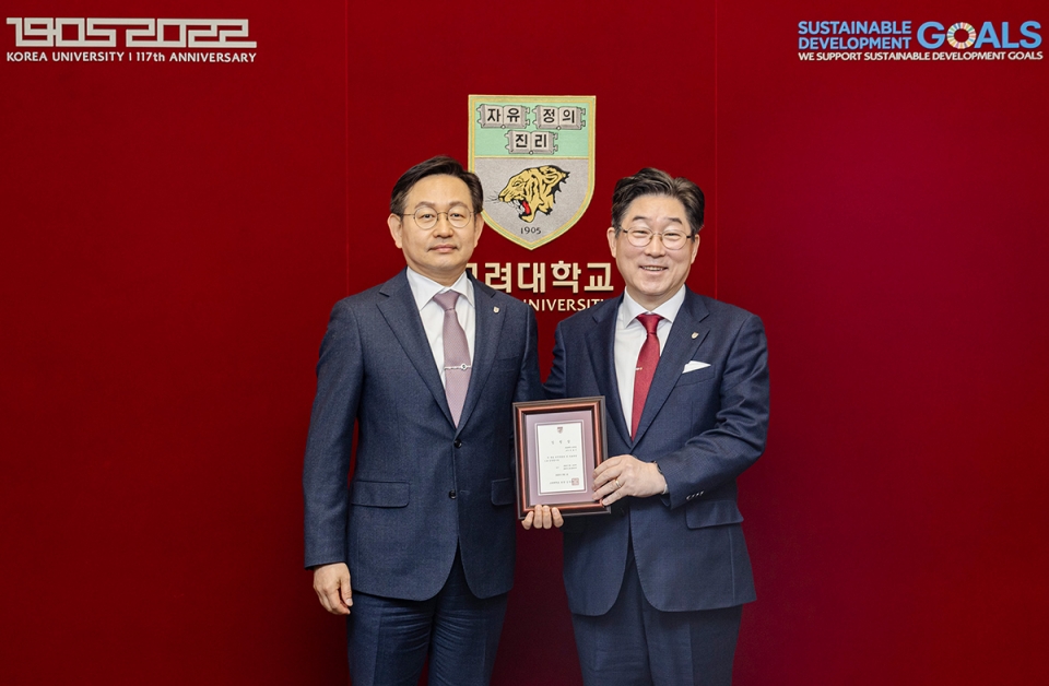 (왼쪽부터) 윤을식 의무부총장이 김동원 고려대학교 신임총장으로부터 임명장을 수여받았다.
