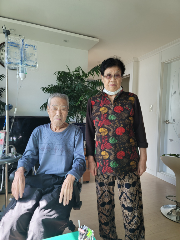 임종 한 달 전 가정호스피스 돌봄을 위해 집을 방문한 의료진이 촬영한 故박춘복 씨와 아내 강인원 씨