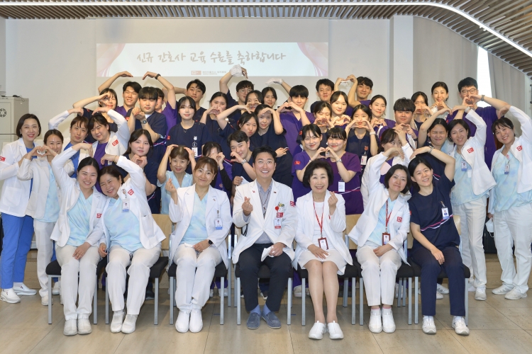 에이치플러스 양지병원 신규 간호사 교육수료식에서 김상일 병원장 (앞줄 가운데), 김종일 간호본부장 (앞줄 우3) 등 의료진들이 병아리 간호사들을 격려하며 따뜻한 마음을 전했다. (가로 750)