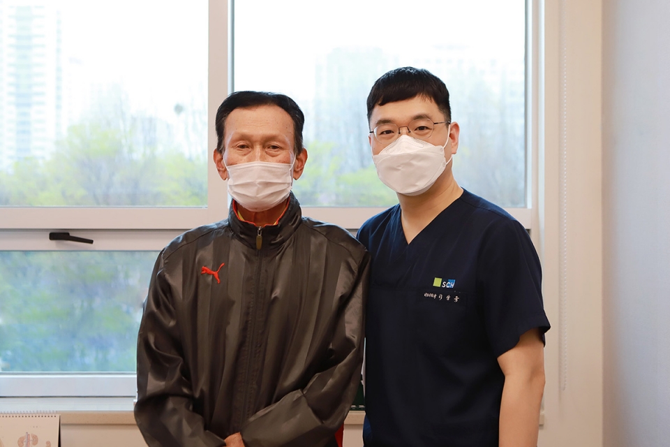 (왼쪽부터) 양측성 신장암 로봇수술 후 건강을 되찾은 환자 이 씨와 순천향대 부천병원 비뇨의학과 이상욱 교수