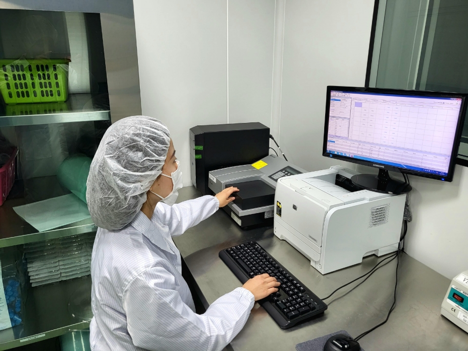 케이메디허브는 국제 의약품생산에 필요한 품질기준에 맞춰 입주기업을 지원하고 있다. 사진은 품질관리팀 연구원의 품질시험 장면.
