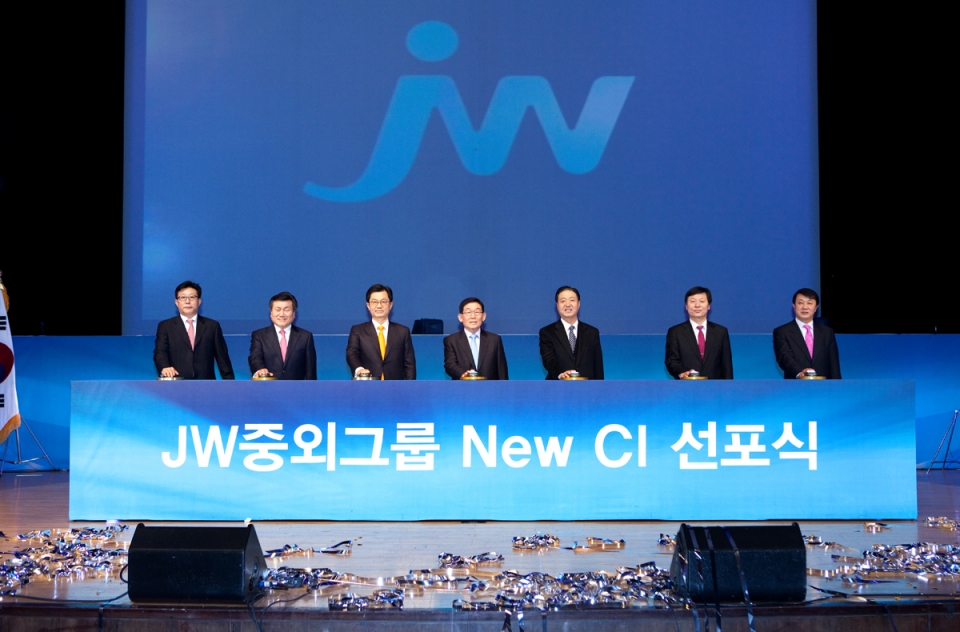 2011.01.03. JW중외그룹 New CI 선포식을 개최하고 제 2의 도약을 선포했다.