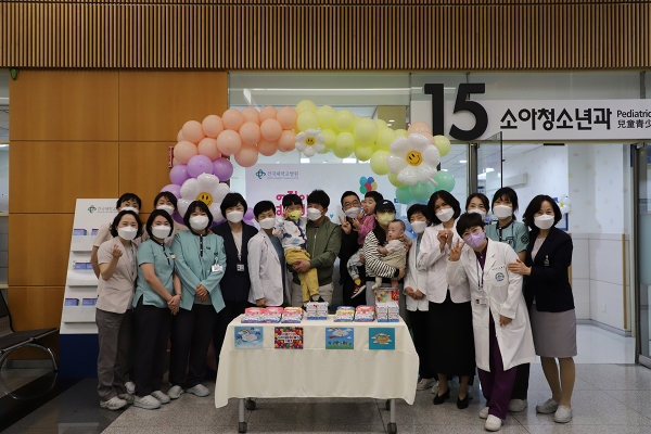 건국대병원 소아청소년과 의료진이 어린이들에게 선물을 전달했다.