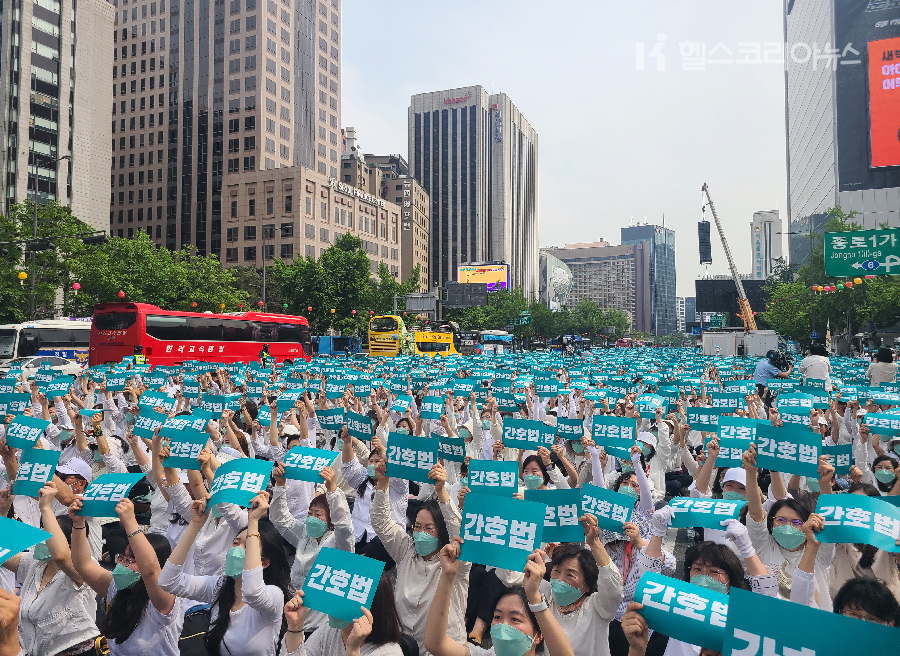 12일 국제 간호사의 날을 기념하는 축하 한마당 행사가 서울 광화문 일대에서 열리고 있다. 대한간호협회는 이날 행사에 전국에서 10만여 명이 모였다고 주장했다. [2023.05.12]