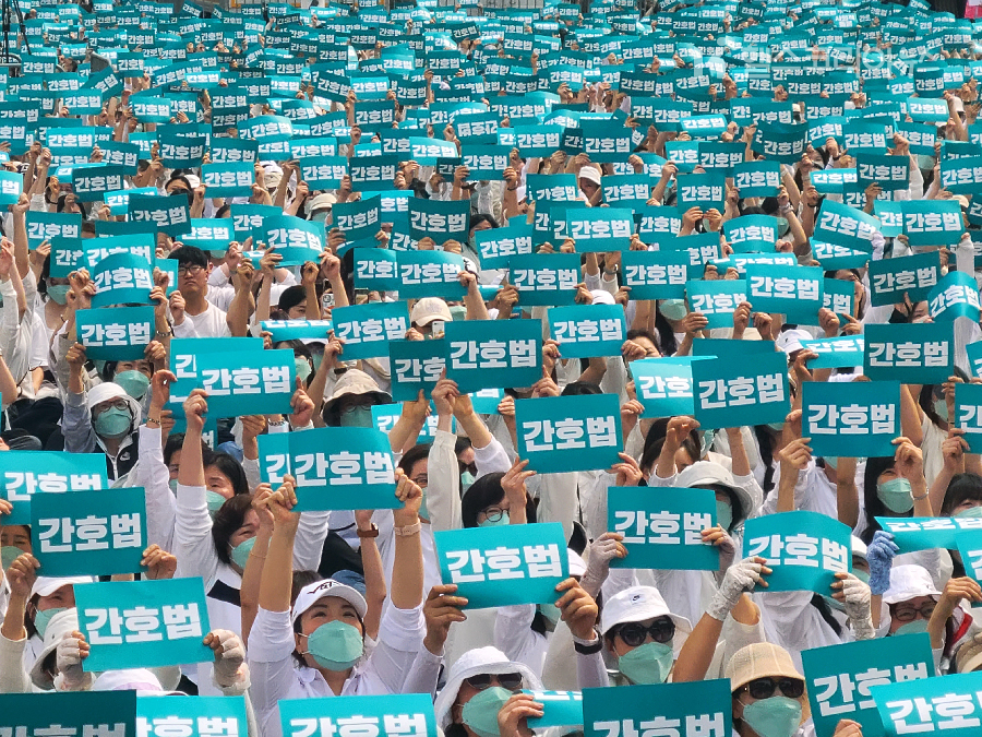12일 국제 간호사의 날을 기념하는 축하 한마당 행사가 서울 광화문 일대에서 열리고 있다. 대한간호협회는 이날 행사에 전국에서 10만여 명이 모였다고 주장했다. [2023.05.12]