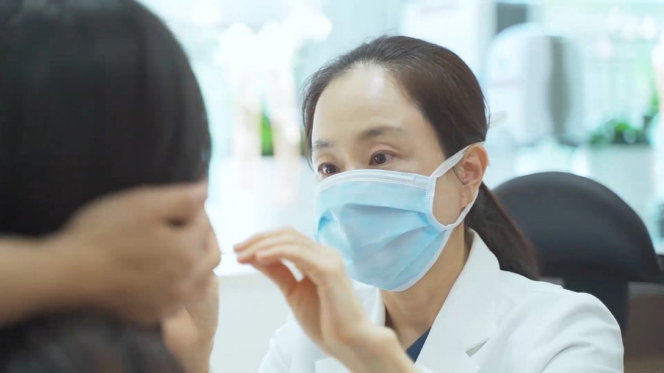 유성선병원 소아청소년과 김현정 전문의가 진료를 하고 있다.