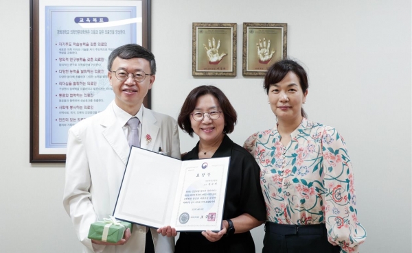 경희대병원 류마티스내과 홍승재 교수(맨 왼쪽)가 복지부장관 표창을 수상했다.