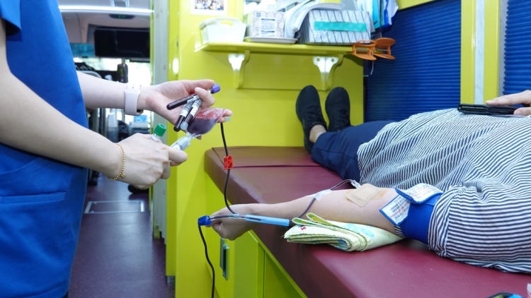 서울성모병원 교직원이 28일 사랑나누기 헌혈캠페인에 참가해 헌혈을 하고 있다. [2023.07.28]
