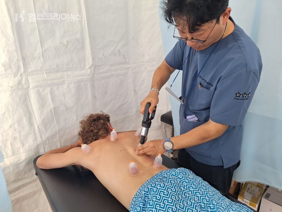 전북 부안군 새만금에서 개최되고 있는 ‘제25회 세계스카우트잼버리대회’에서 한 남성 참가자가 한의 진료 중 하나인 침과 부황 치료를 받고 있다. 