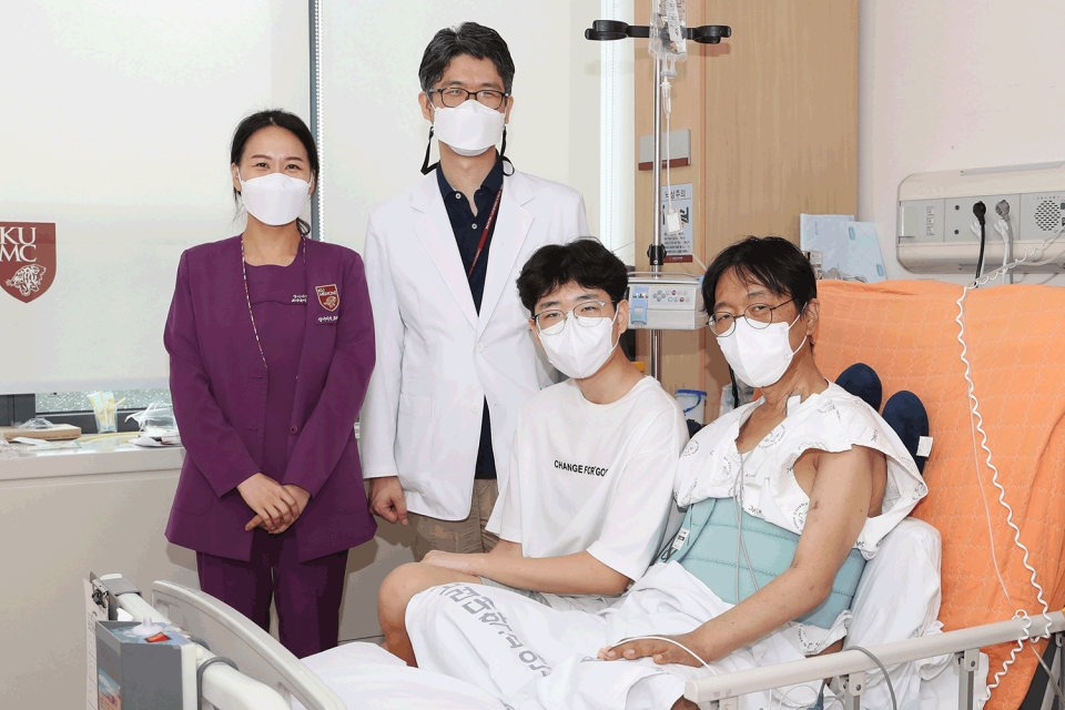 (왼쪽부터) 장기이식코디네이터 김예지 간호사, 간담췌외과 김상진 교수, 이씨 부자