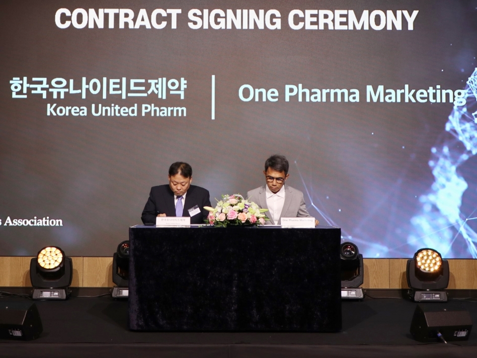 강원호 한국유나이티드제약 대표이사(왼쪽)과 Mr. Carlo Gene S. Ynion 필리핀 One Pharma 대표가 수출 계약서에 서명하고 있다.