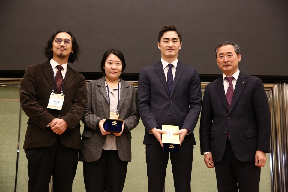 분당서울대병원 신경과 이우진 교수(왼쪽에서 세번째)가 SK 젊은 연구자상 수상 후 기념 촬영을 하고 있다.