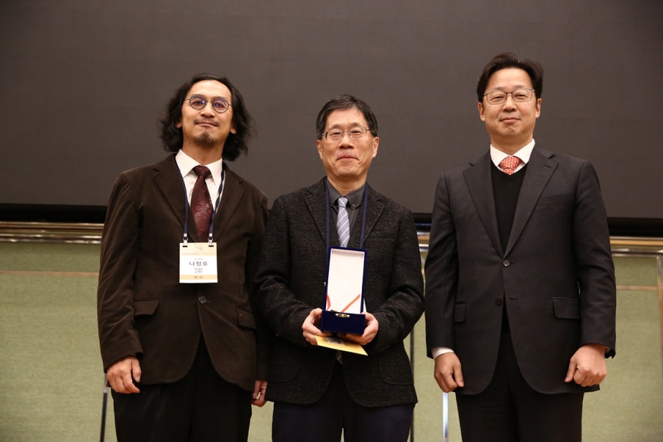 계명대학교 동산병원 신경과 이형 교수(가운데)가 제42차 대한신경과학회 추계학술대회에서 ‘동아 뉴로프런티어 학술상’을 수상했다.