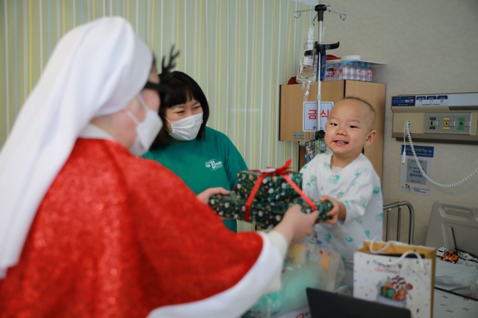 서울성모병원 사회사업팀은 22일 소아혈액종양 병동과 소아청소년과 병동에 입원중인 환아들에게 성탄선물 꾸러미를 전달했다.