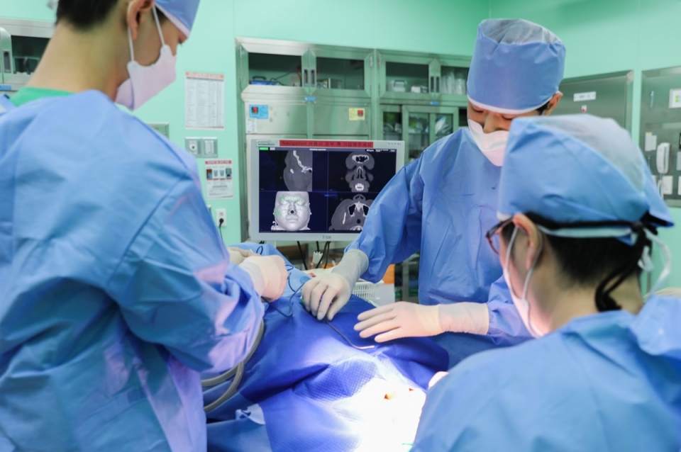한림대학교동탄성심병원 성형외과 박태환 교수가 내비게이션 시스템을 이용해 안와골절 수술을 하고 있다.