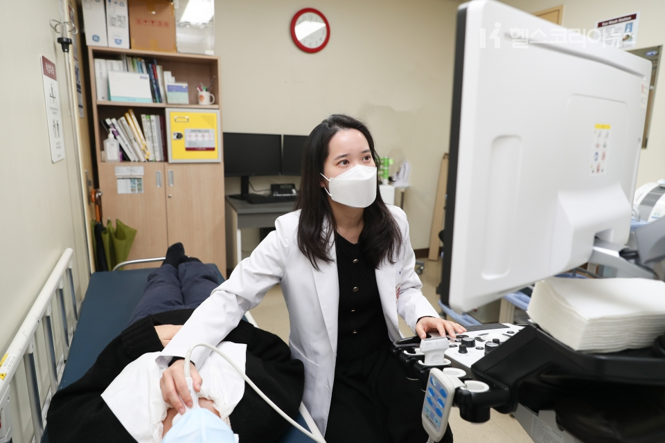 구로병원 내분비내과 송의연 교수가 갑상선 초음파 검사를 시행하고 있다.