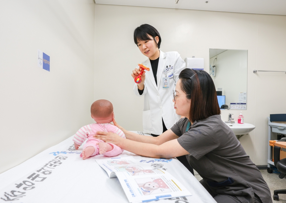 중앙대병원 재활의학과 신현이 교수가 아기 기운목 재활운동치료를 선보이고 있다.