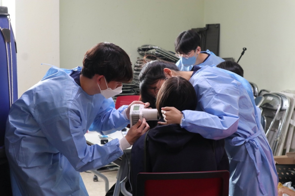 경희대의료원이 안산시글로벌청소년센터, 안산 산정현교회와 협력해 2024년 새해 첫 치과봉사를 진행하고 있다.