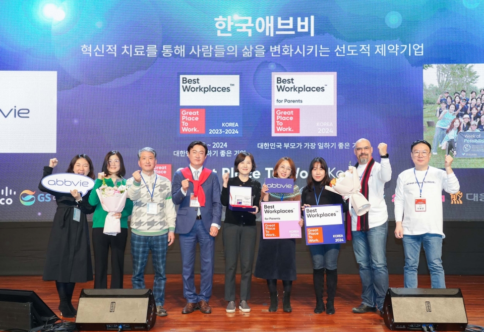 한국애브비가 22일 열린 제 22회 GPTW(Great Place To Work Institute) 시상식에서 기업부문 ‘대한민국 일하기 좋은 100대 기업’ 20위 및 ‘대한민국 부모가 가장 일하기 좋은 기업’, 그리고 개인부문 ‘한국에서 가장 존경받는 CEO’ 등 총 3개의 부문에서 수상했다.