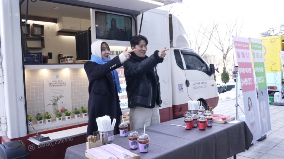 8년 연속 ‘엘레나’ 대표 광고모델을 해오고 있는 배우 소이현이 2월 23일 유한양행 임직원을 위한 깜짝 커피차 이벤트를 진행했다.
