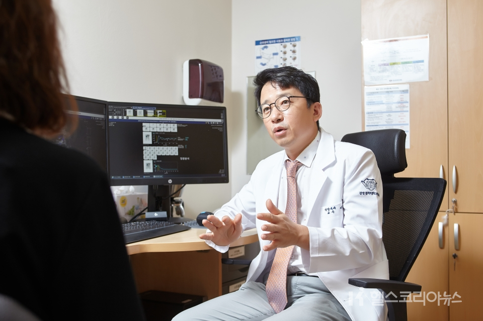 O professor Lee Sang-ho, do Departamento de Nefrologia do Hospital Universitário Gangdong Gyeonghee, explica a proteinúria, que pode ser considerada o ponto de partida da doença renal.